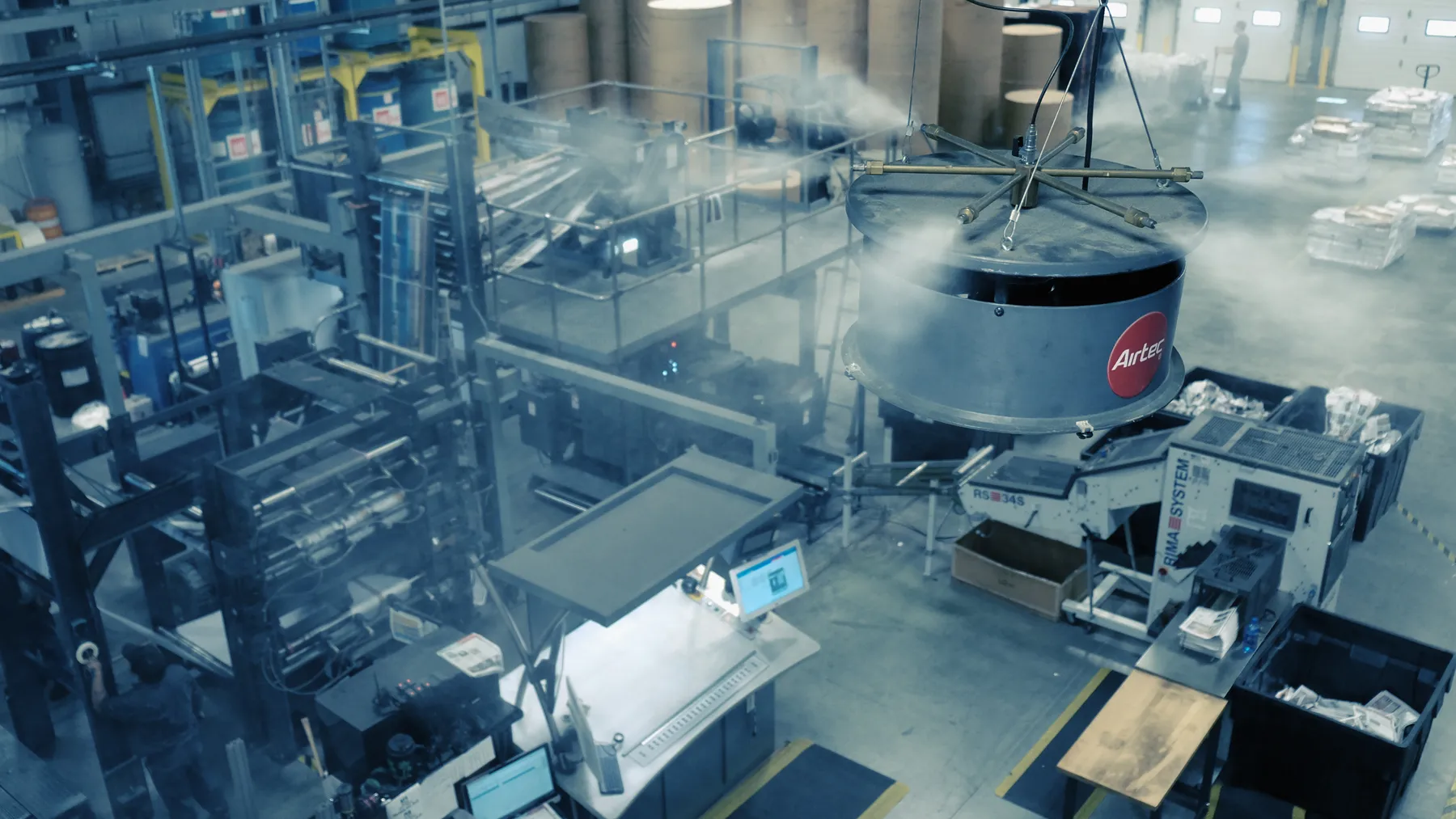 Airtec-befuktare monterad i taket i en industrihall där fin vattendimma sprids över produktionslinjen.